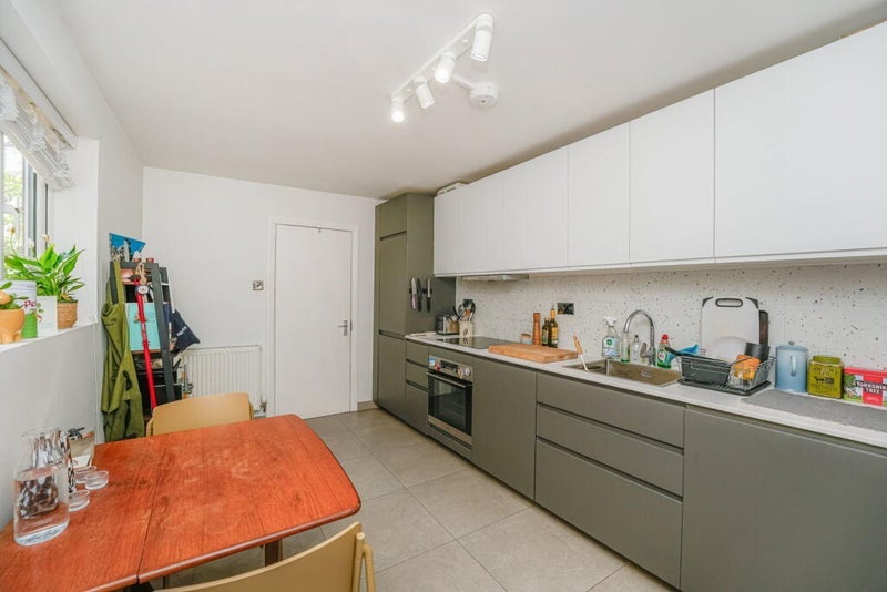Flat Dunlace Road in Greater London