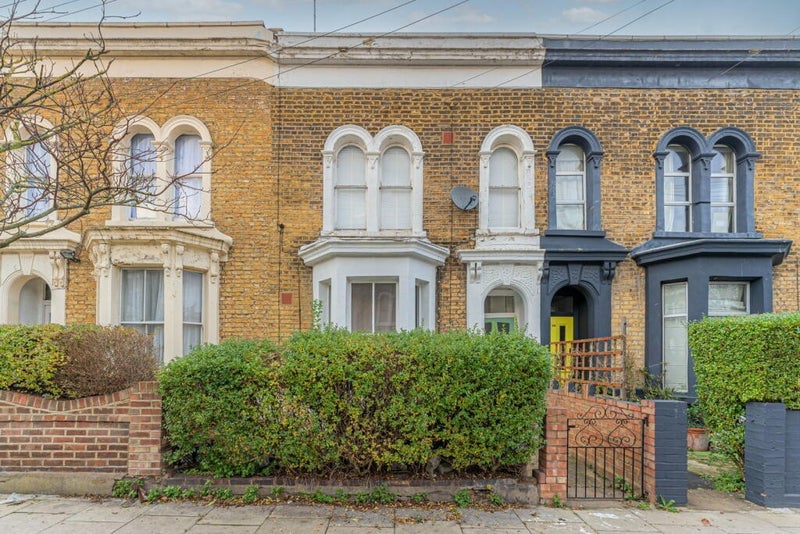 Flat Dunlace Road in Greater London