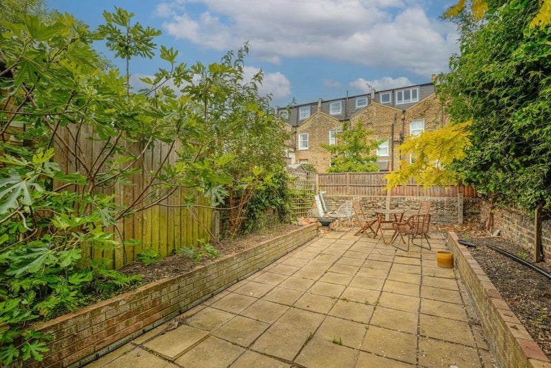 Flat Dunlace Road in Greater London