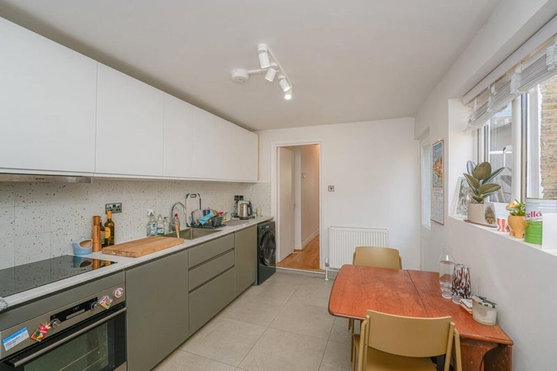 Flat Dunlace Road in Greater London