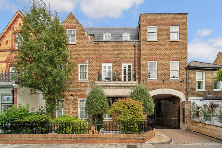 Flat Kew Foot Road in Greater London