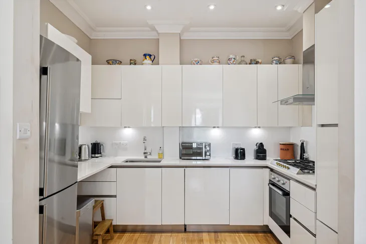 Flat Kew Foot Road in Greater London
