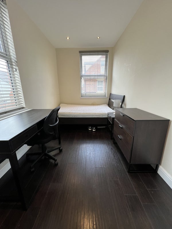Room Holgate Road in Nottingham