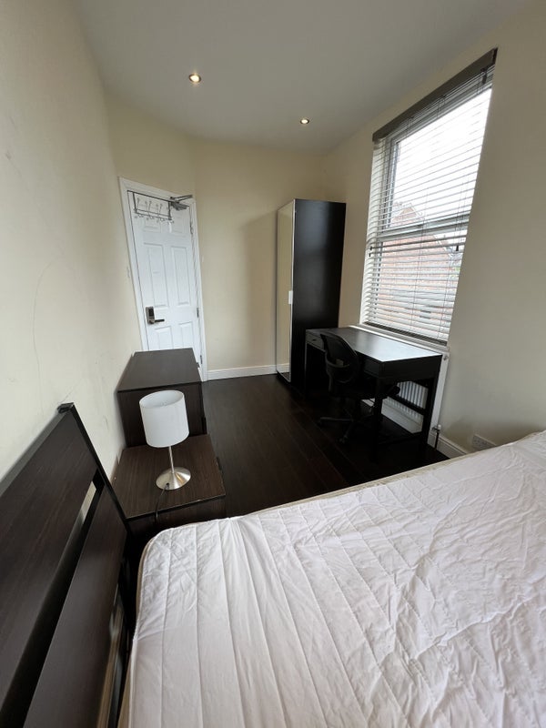 Room Holgate Road in Nottingham