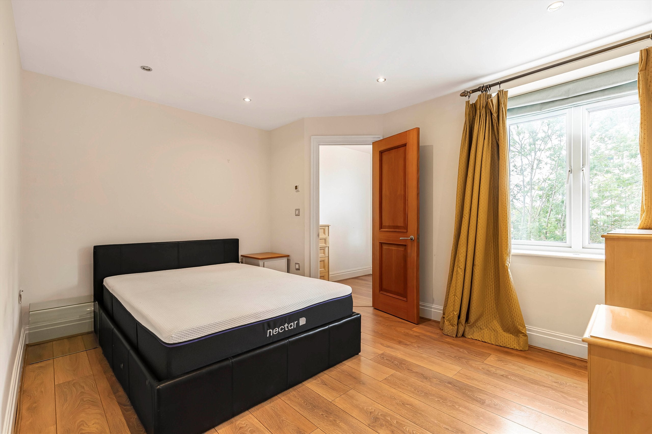 Flat Strand Drive in Greater London
