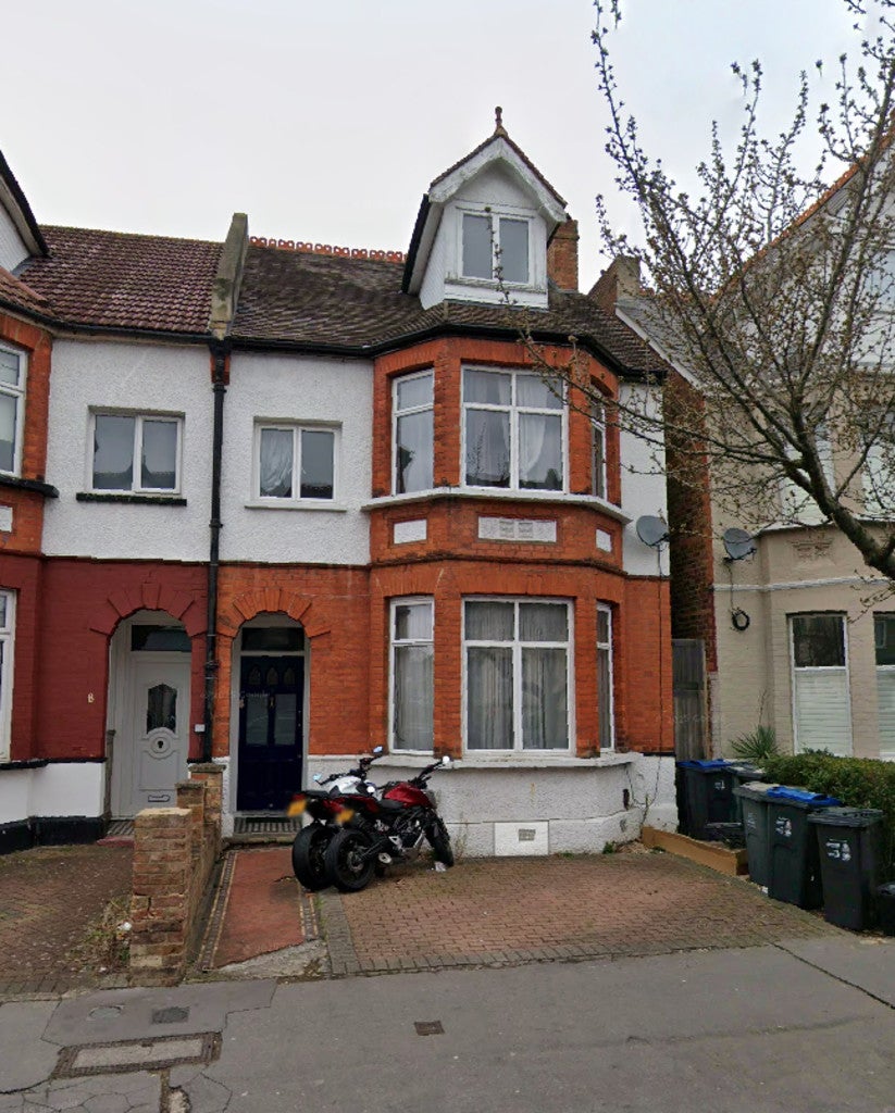 Flat Norbury Court Road in Greater London