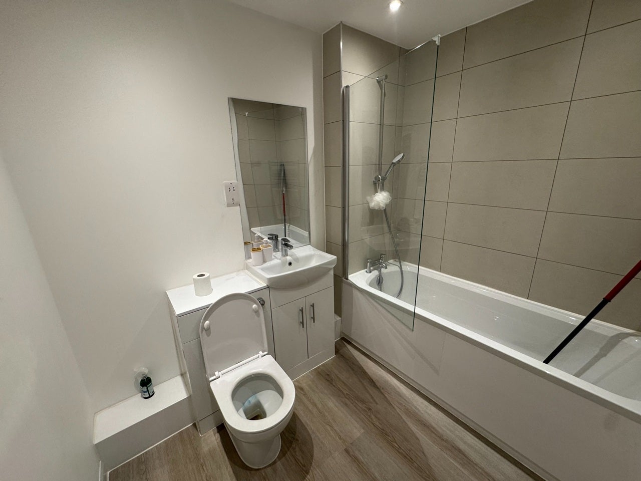 Flat Farnborough Road in Rushmoor