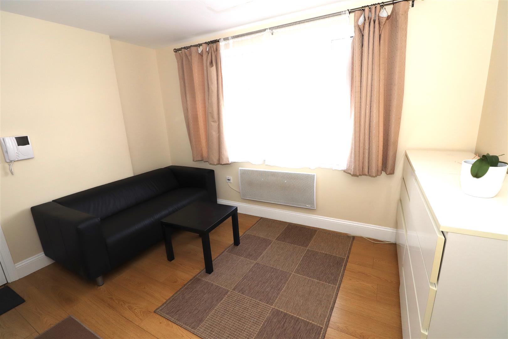 Flat Eastcote Lane in Greater London