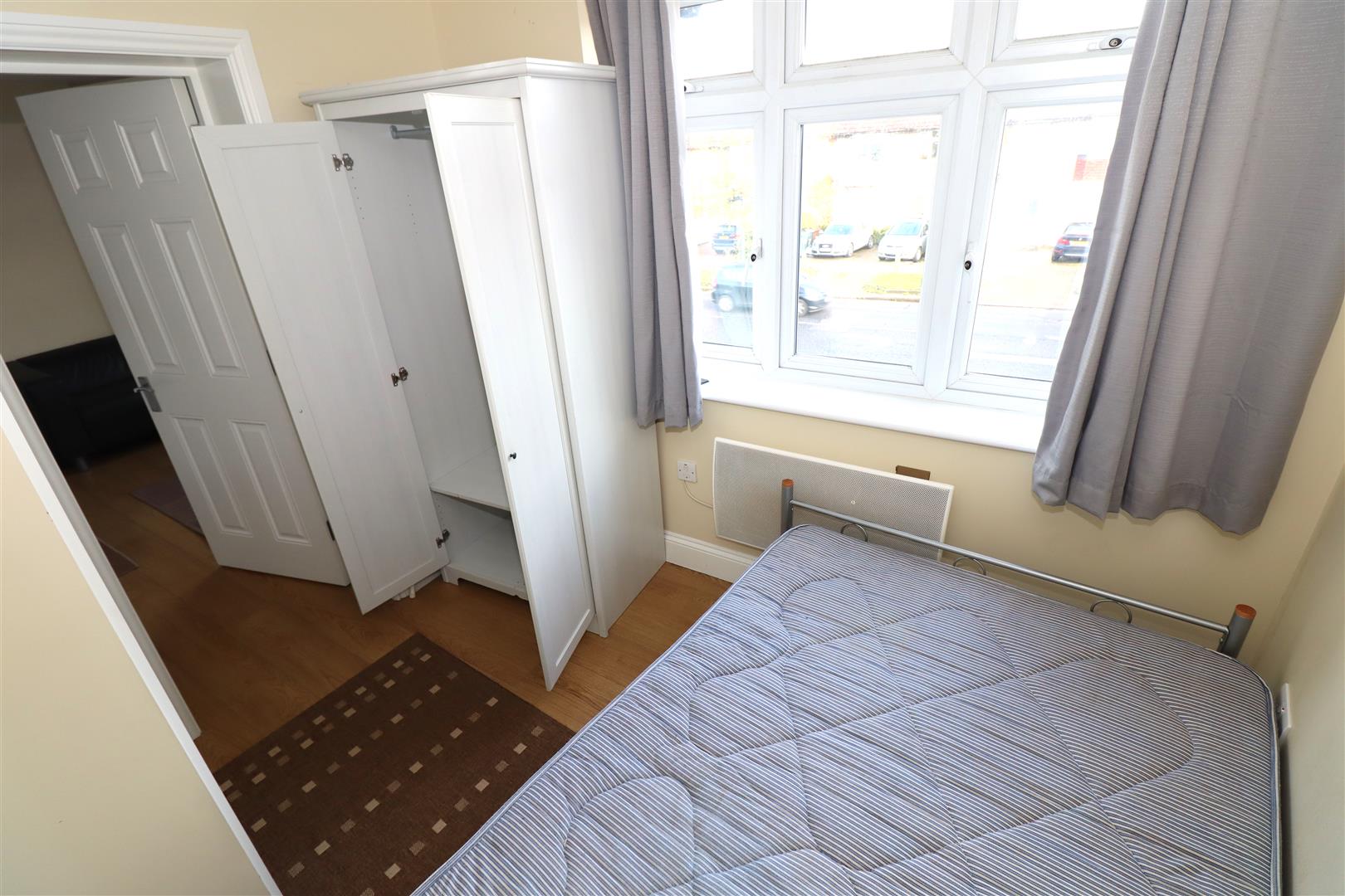 Flat Eastcote Lane in Greater London