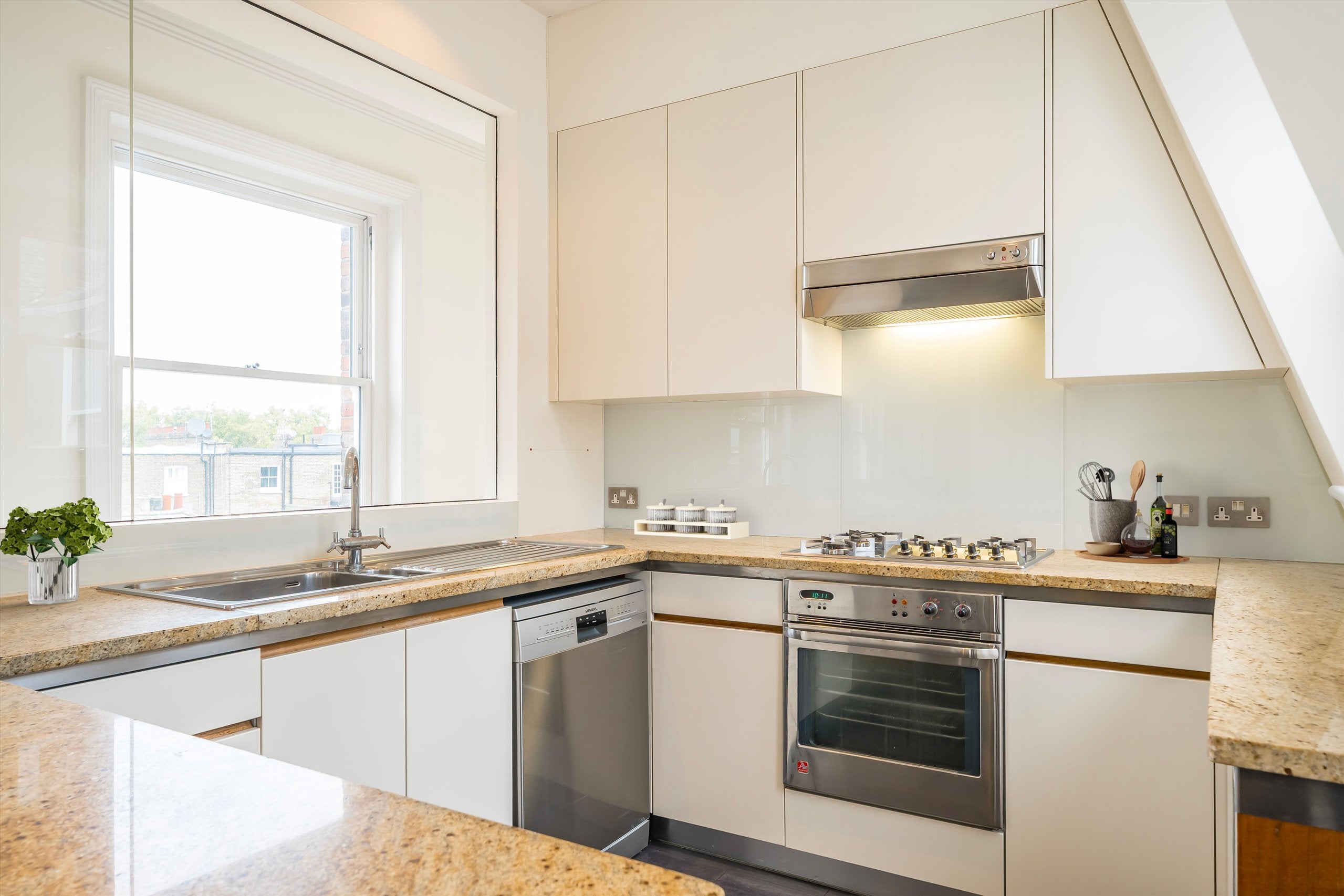 Flat Holland Park Gardens in Greater London