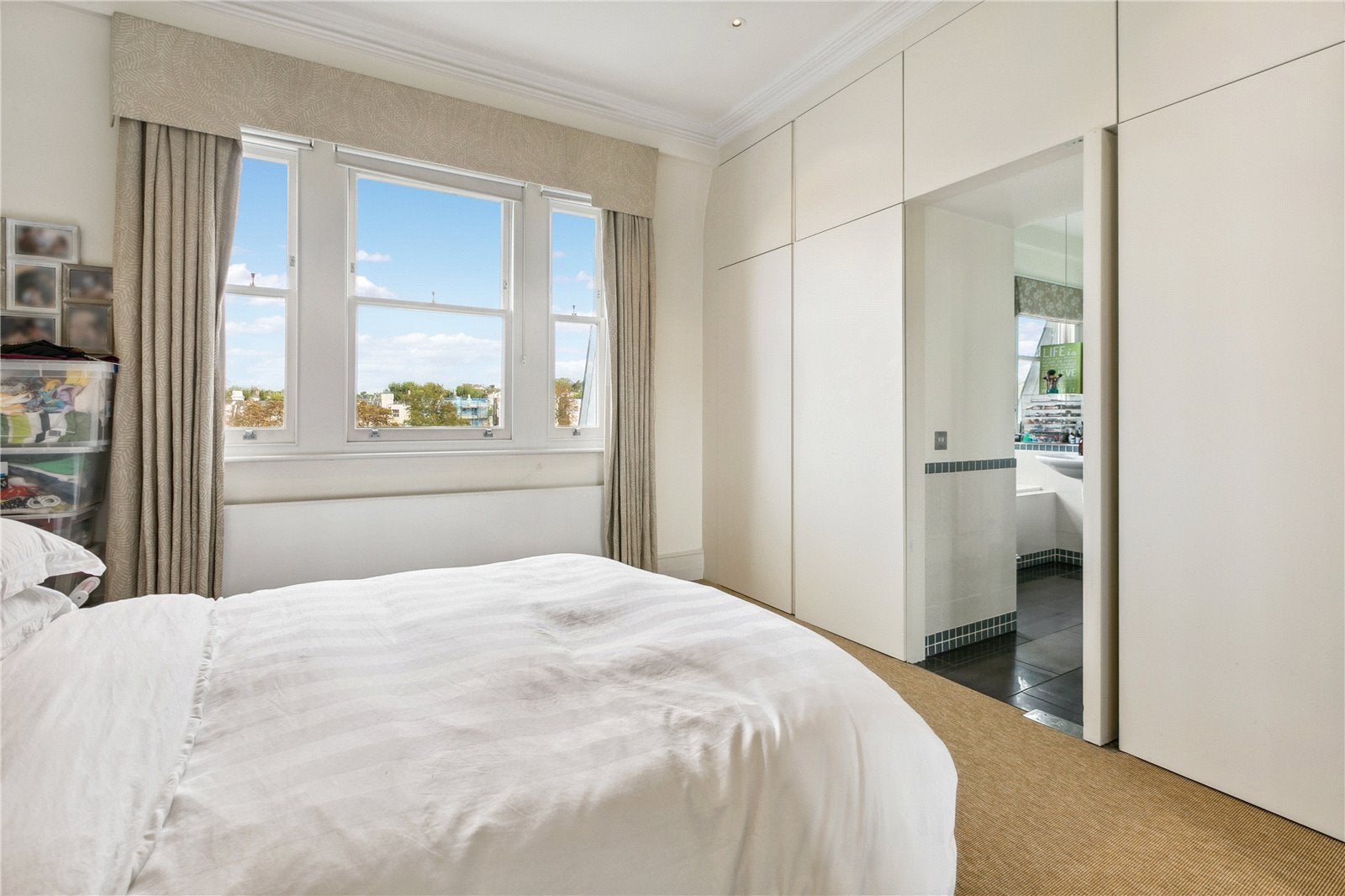 Flat Holland Park Gardens in Greater London
