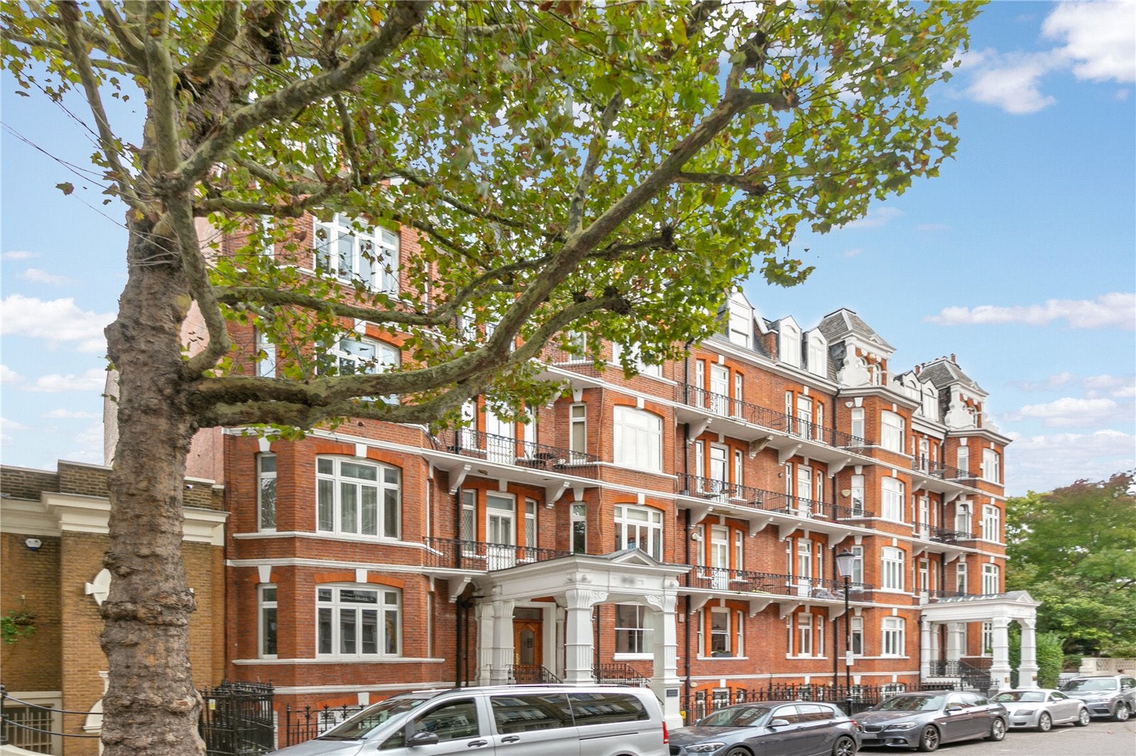Flat Holland Park Gardens in Greater London