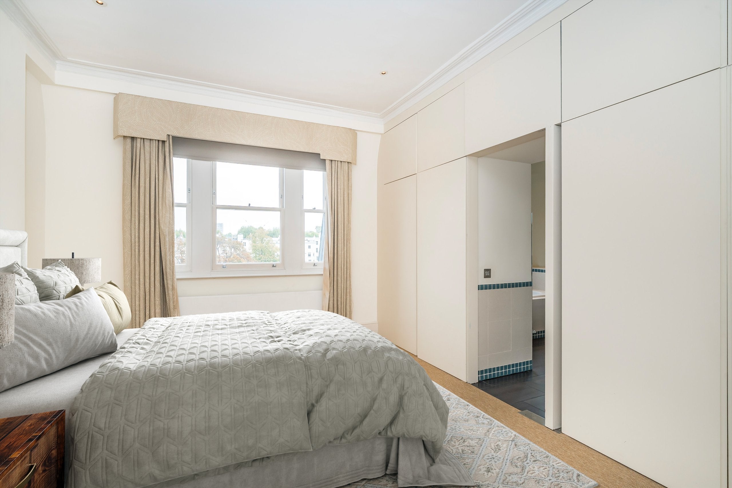 Flat Holland Park Gardens in Greater London