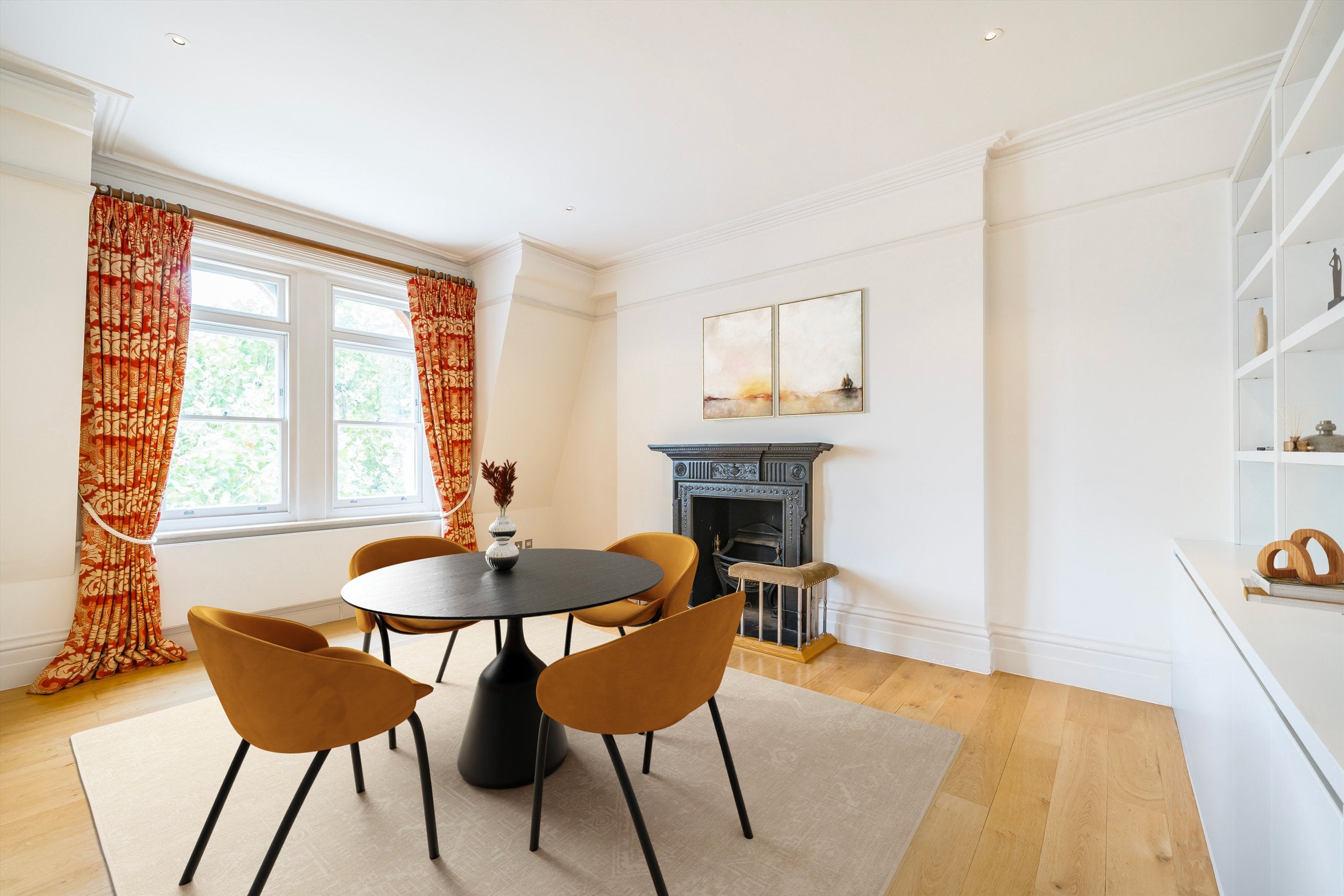 Flat Holland Park Gardens in Greater London