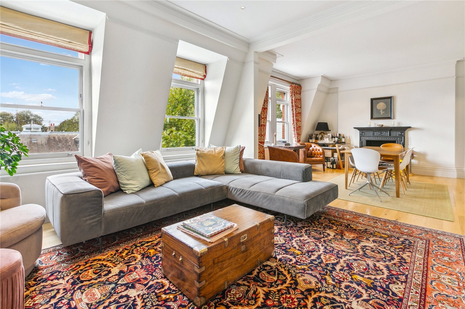Flat Holland Park Gardens in Greater London