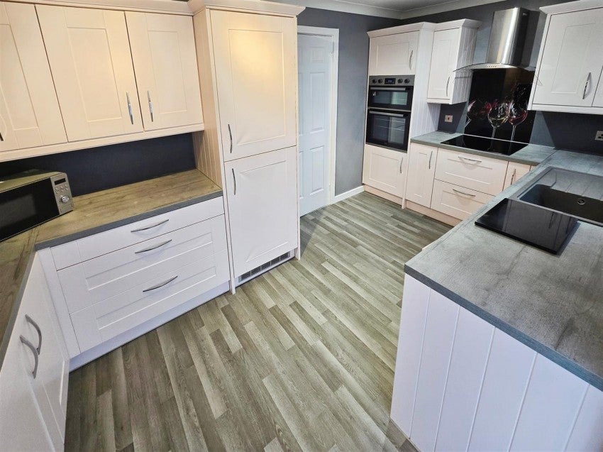House Wheatcroft Gardens in Rushden