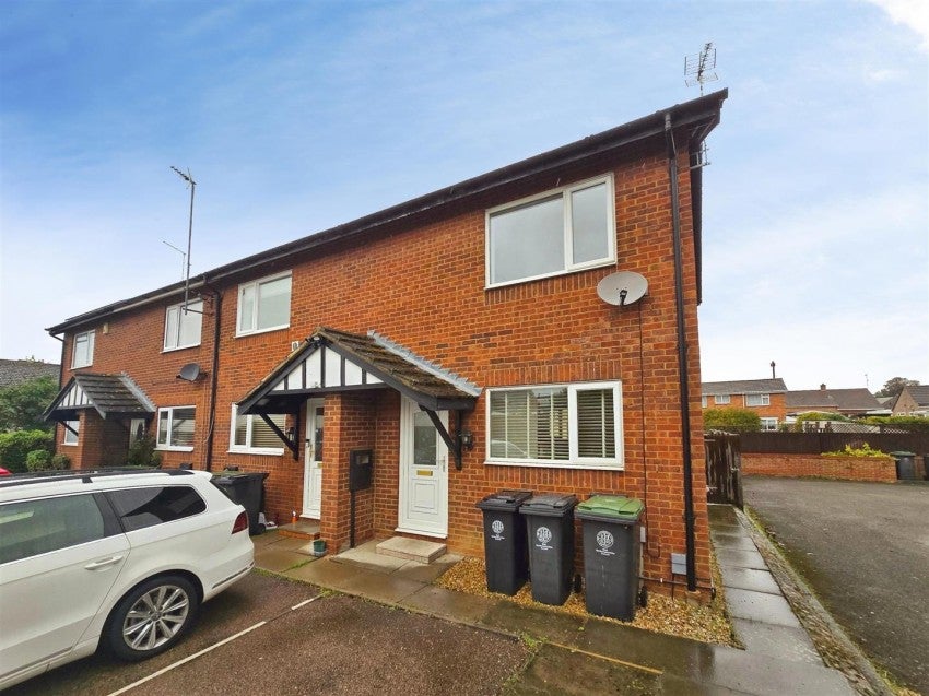 House Wheatcroft Gardens in Rushden