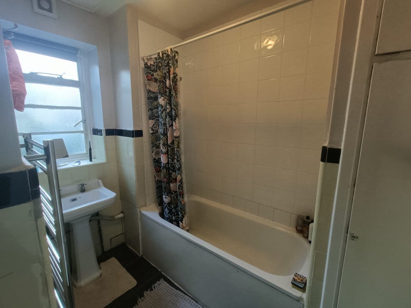Room Dorchester Court in Greater London