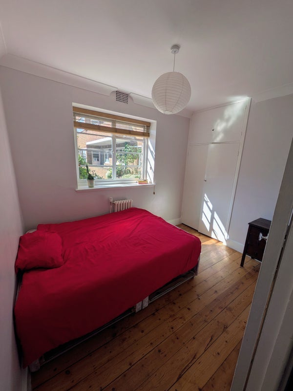 Room Dorchester Court in Greater London
