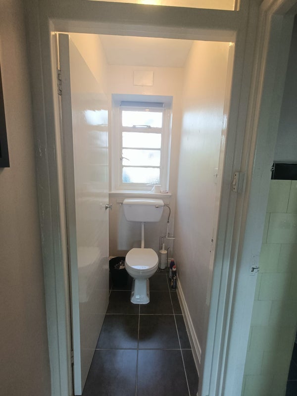 Room Dorchester Court in Greater London