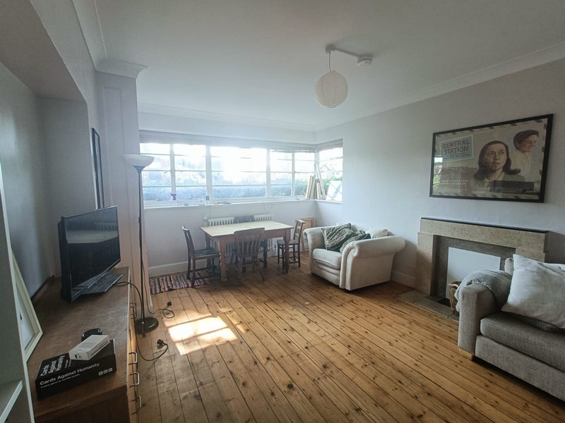 Room Dorchester Court in Greater London