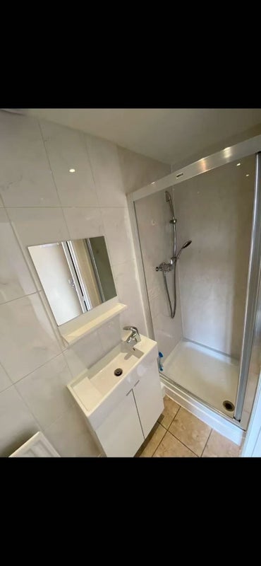 Room Burley Lodge Road in Leeds