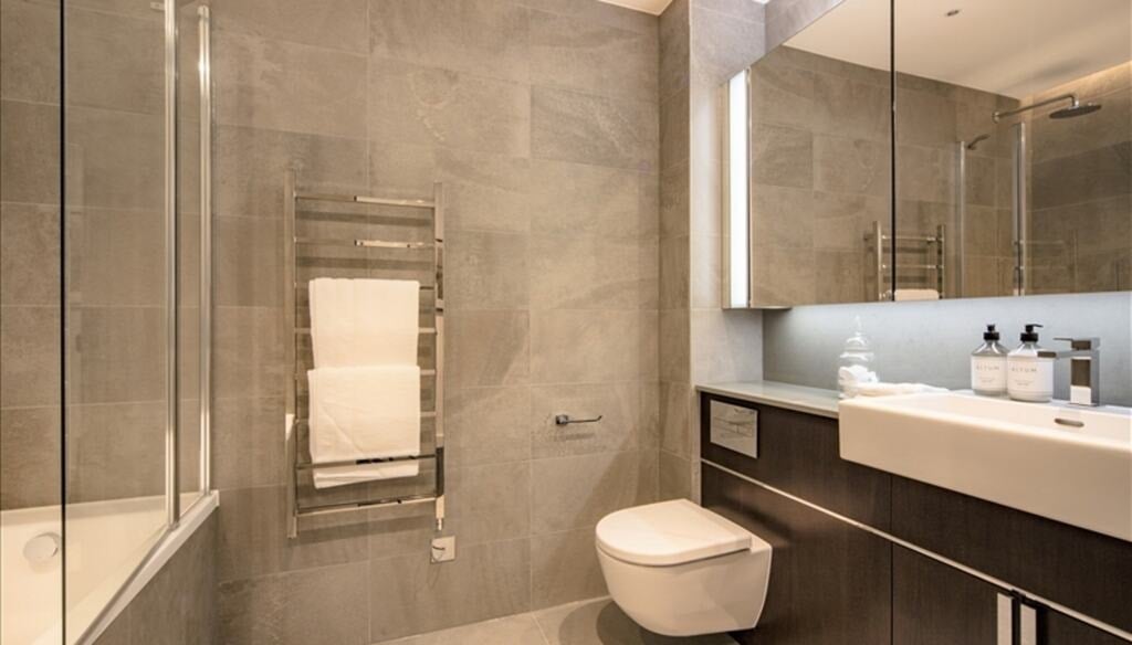Flat Ponton Road in Greater London