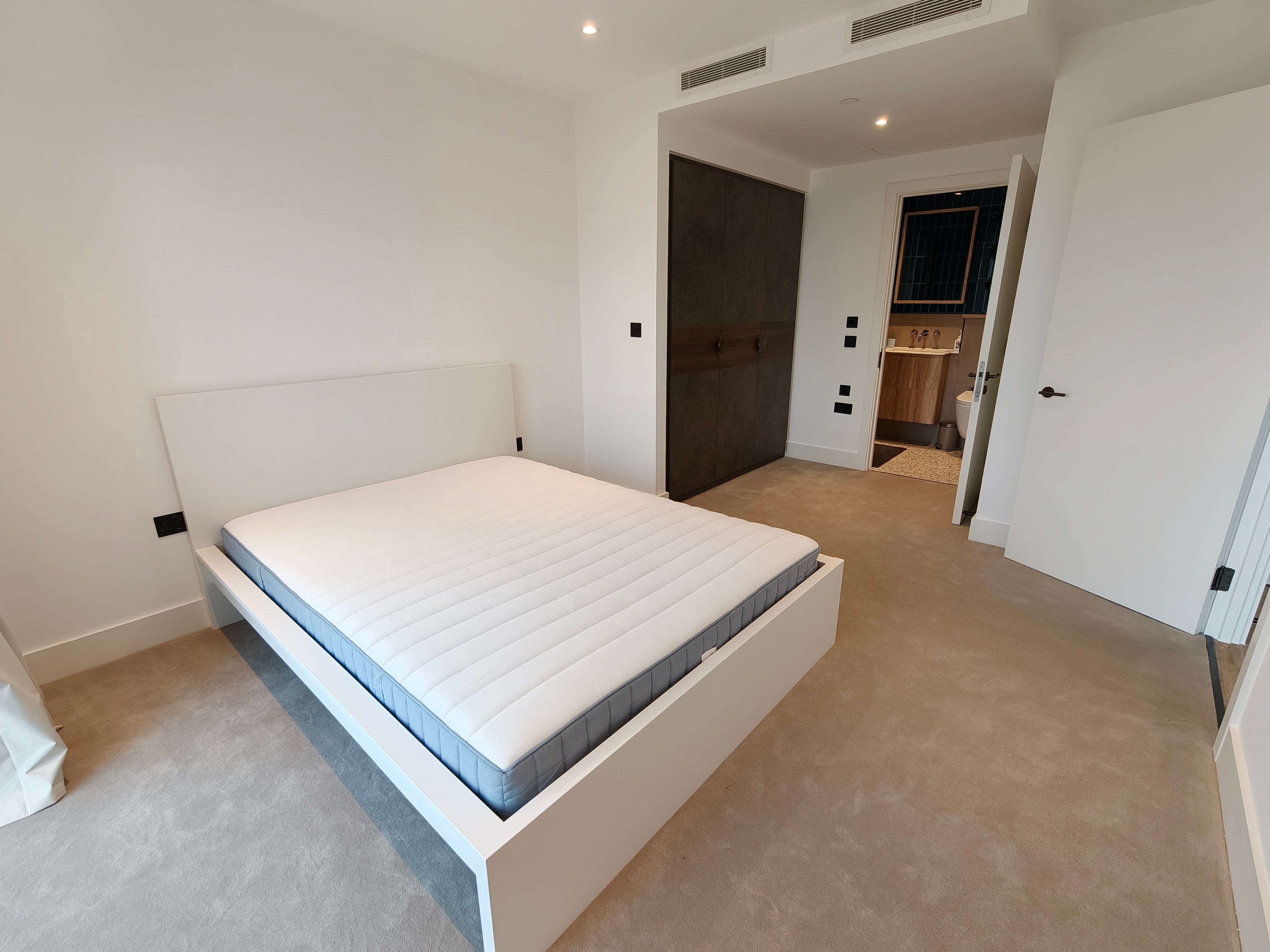 Flat Danvers Avenue in Greater London