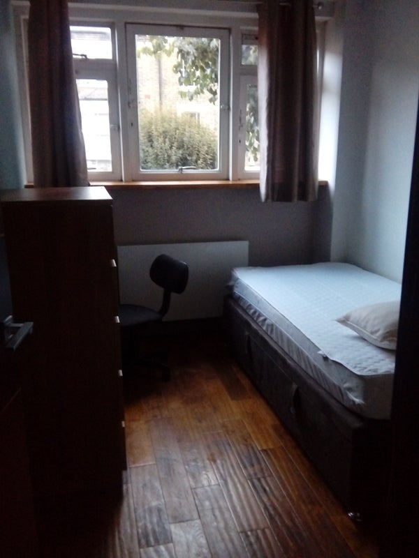 Room Strasburg Road in Greater London