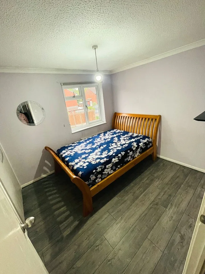 Room Jersey Road in Crawley