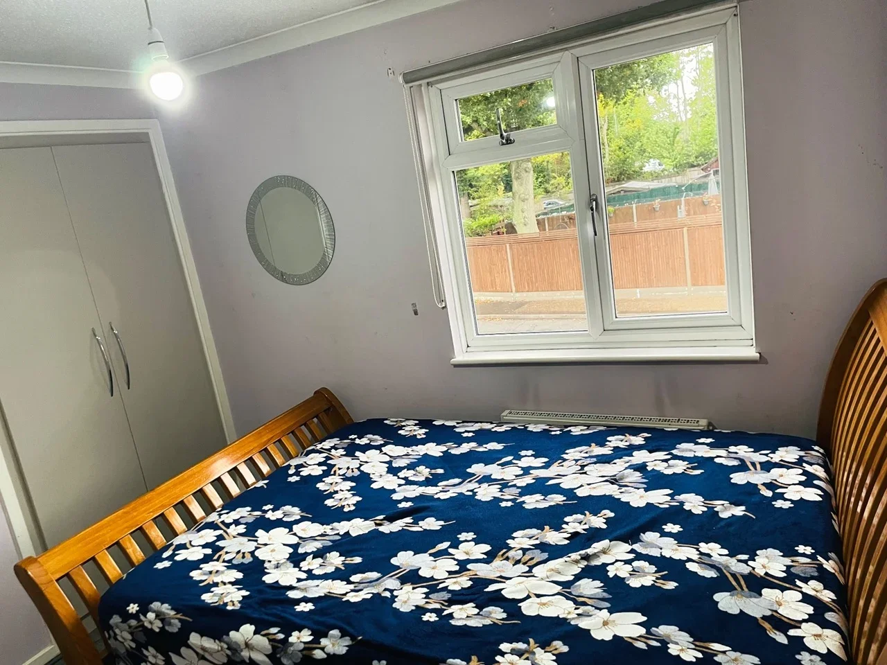 Room Jersey Road in Crawley