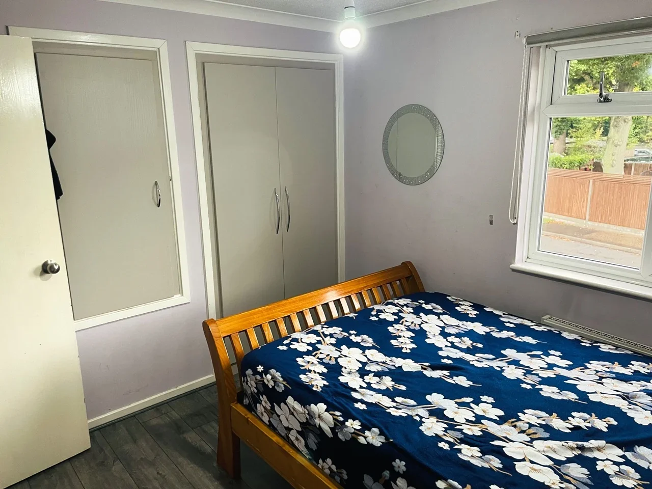 Room Jersey Road in Crawley