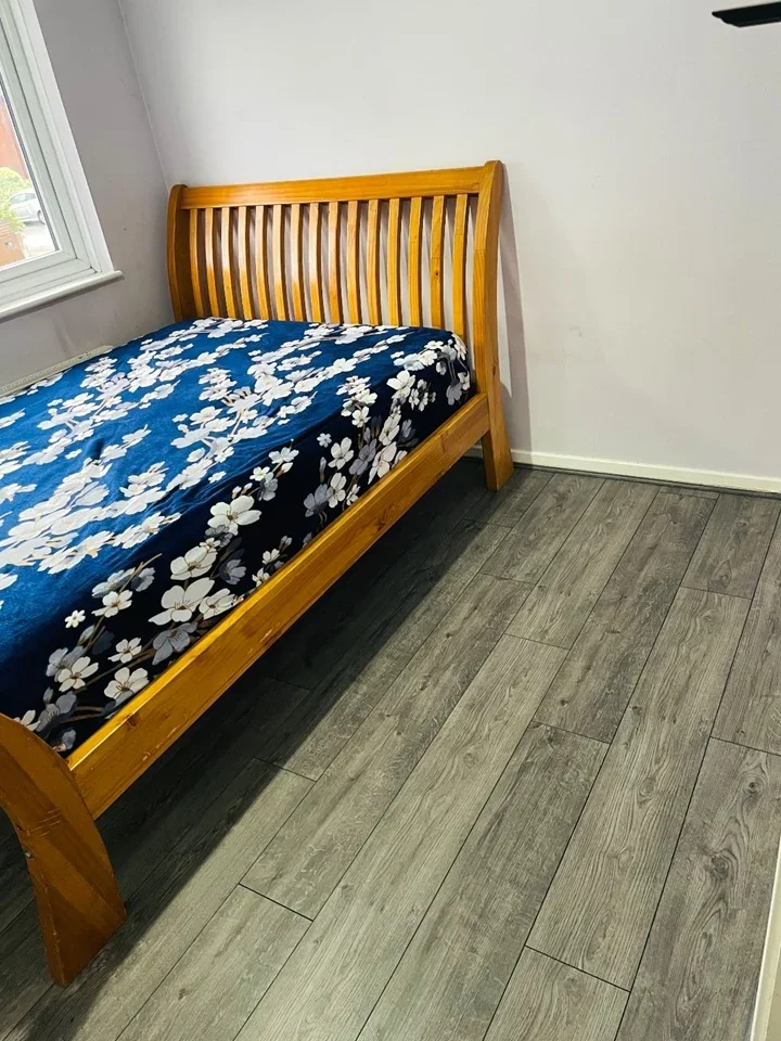 Room Jersey Road in Crawley