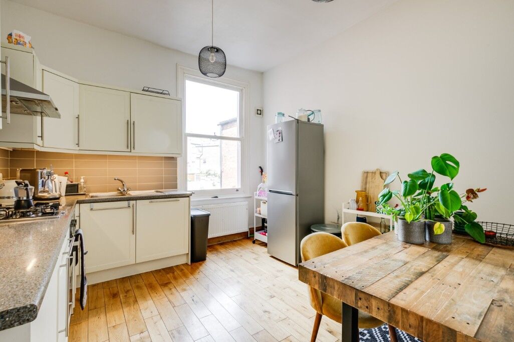 Flat Agamemnon Road in Greater London