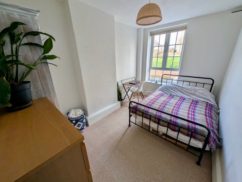 Room Albrighton Road in Greater London