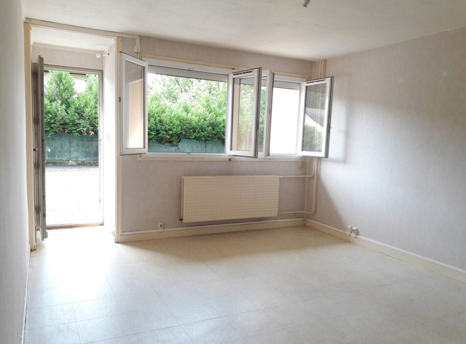 Appartement Place Honoré d'Urfé à Le Murat