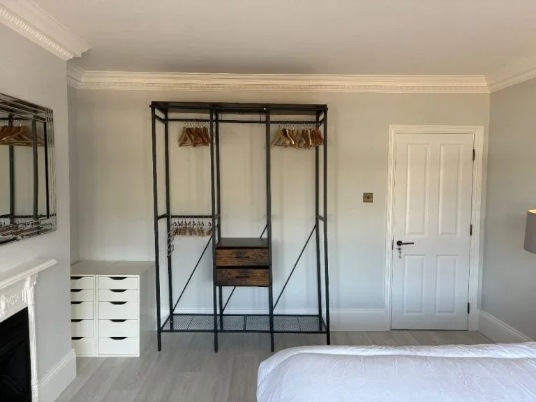 Room Tudor Close in Greater London
