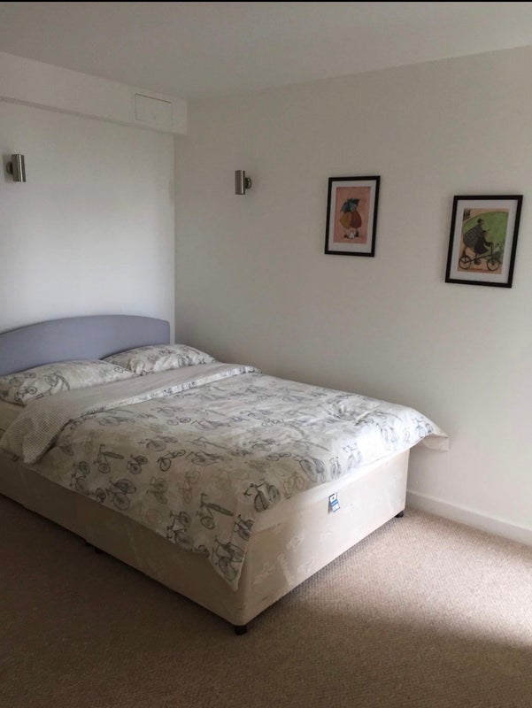 Flat Enfield Road in Greater London