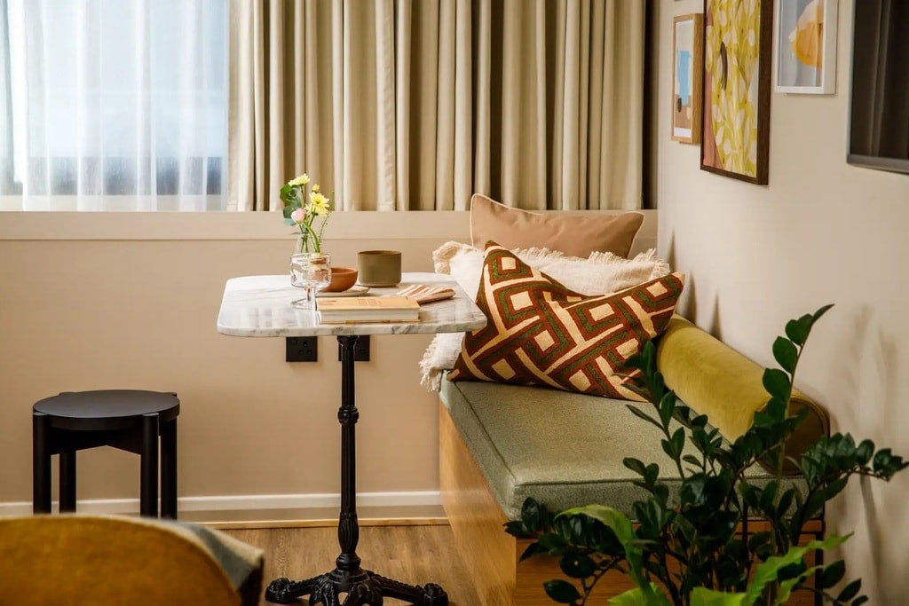 Flat Hackney Road in Greater London