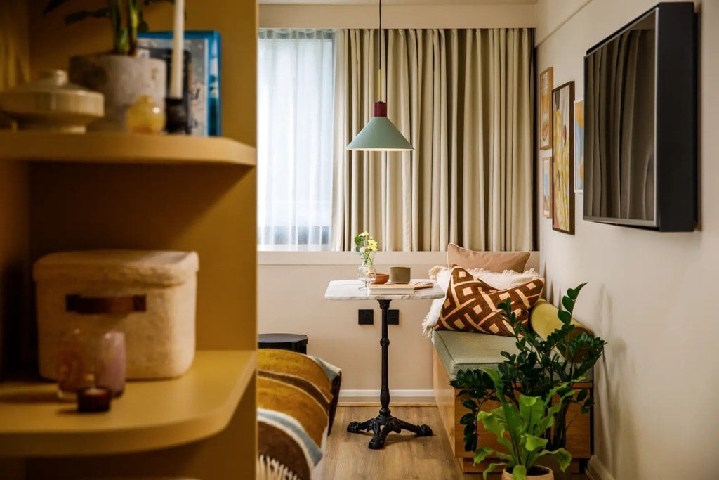 Flat Hackney Road in Greater London