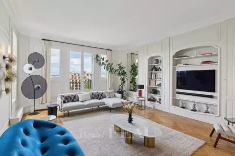 Flat Avenue Foch in Paris
