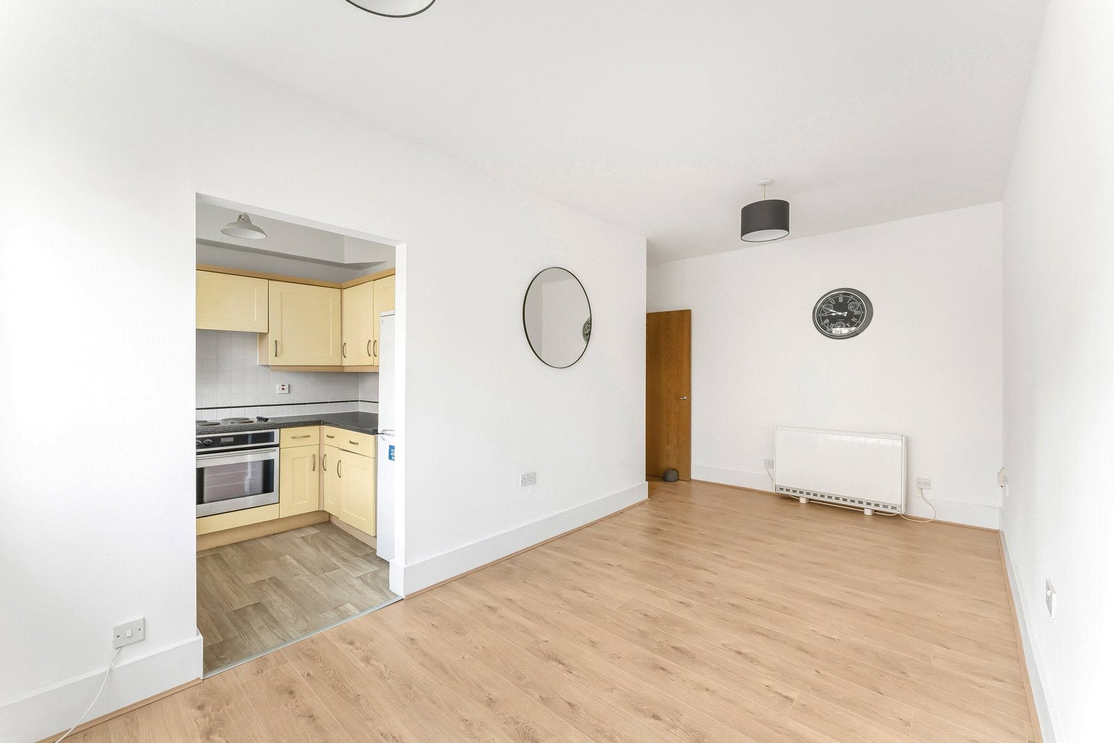 Flat Middleton Road in Greater London