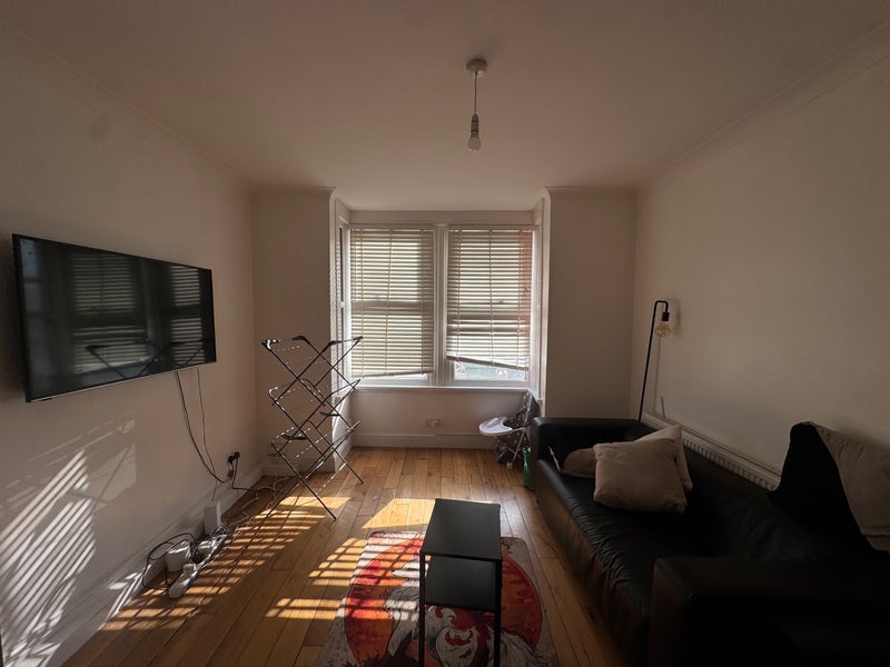 Room Boundary Road in Greater London