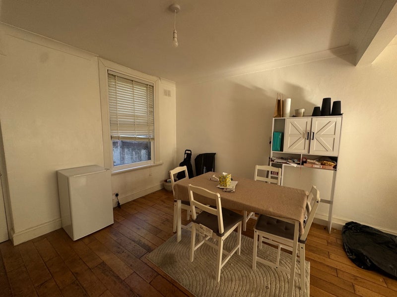 Room Boundary Road in Greater London