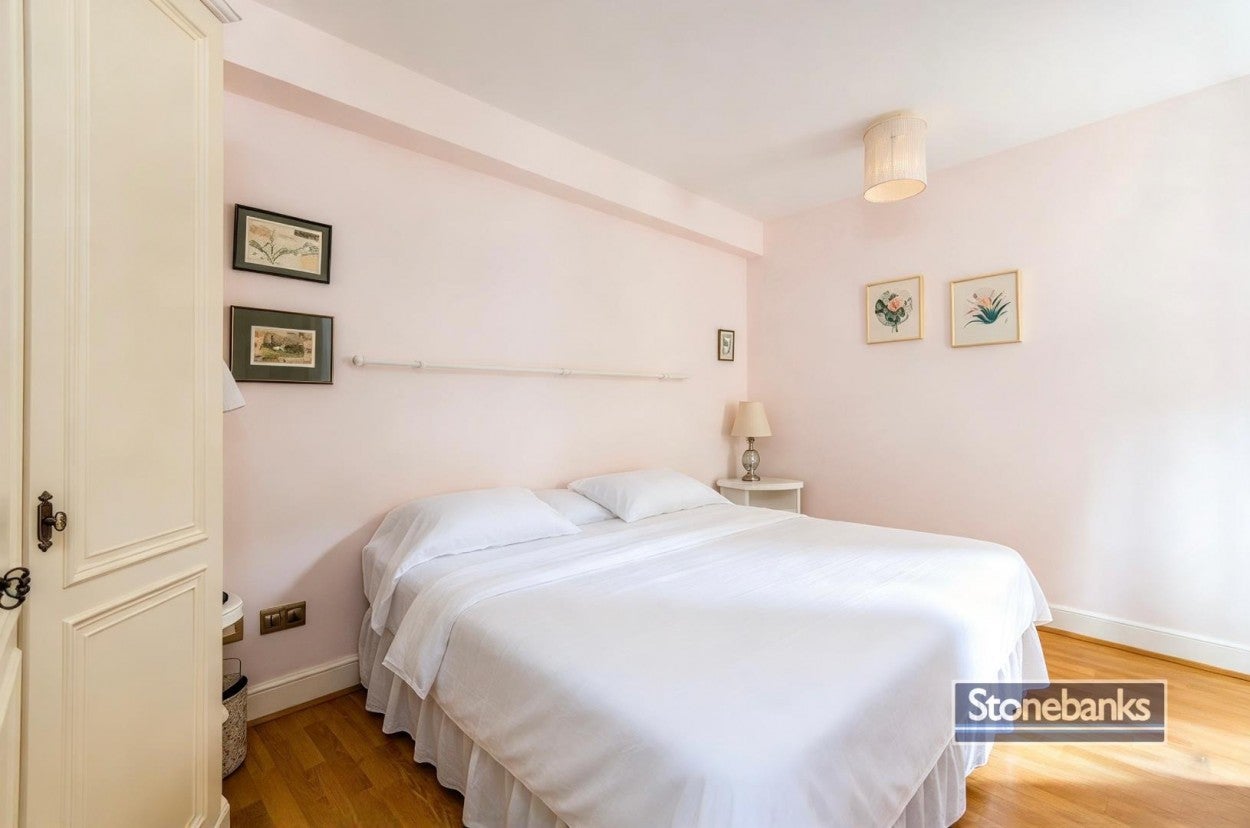 Flat Sloane Avenue in Greater London