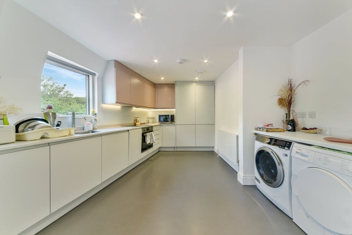 Flat Beadnell Road in Greater London