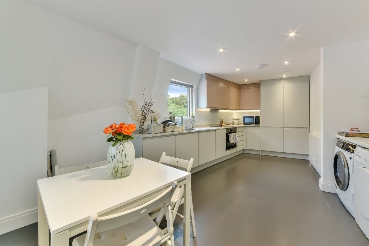 Flat Beadnell Road in Greater London
