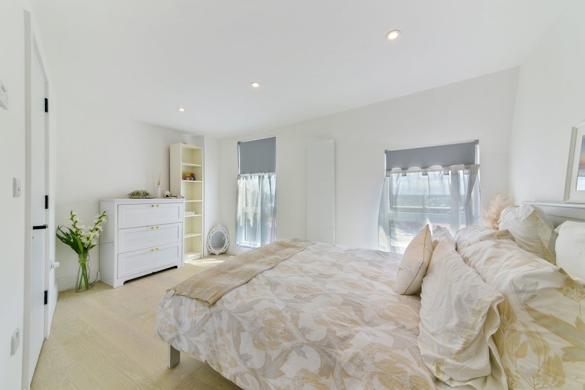 Flat Beadnell Road in Greater London