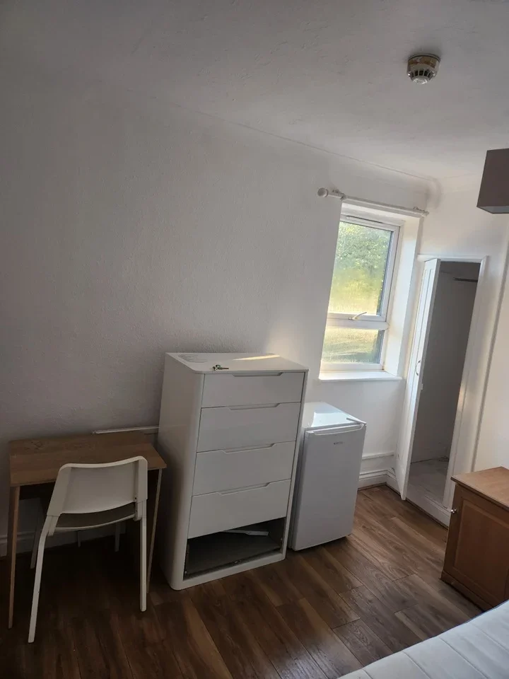 Room Albert Street in Brentwood