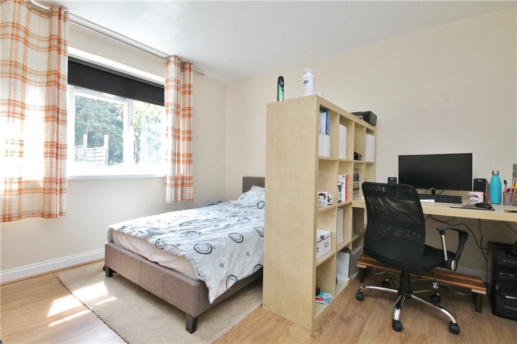 Flat Madrid Road in Guildford